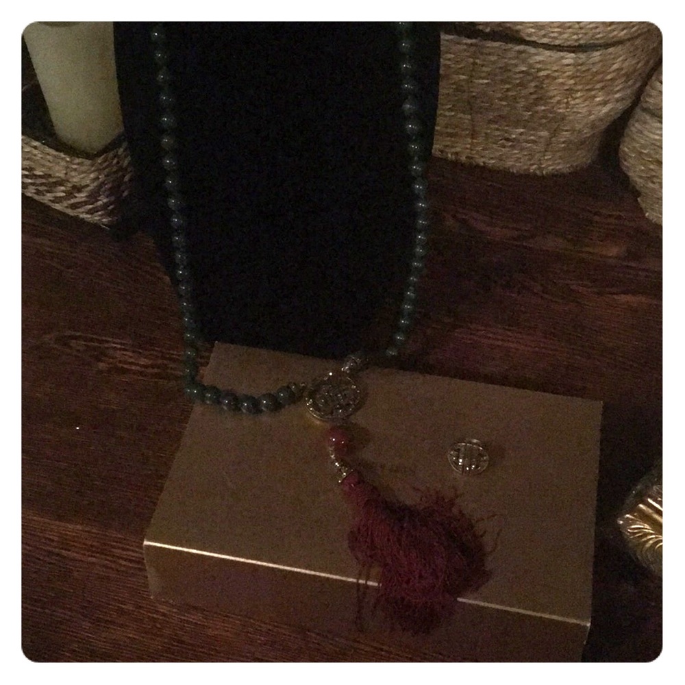 Magnificent jade & carnelian necklace